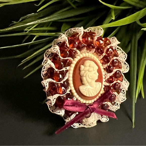 Vintage Victorian Cameo Brooch Pin - Picture 3 of 7